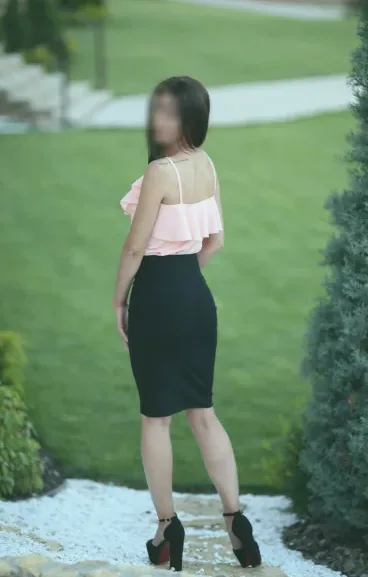 Bettina, 27