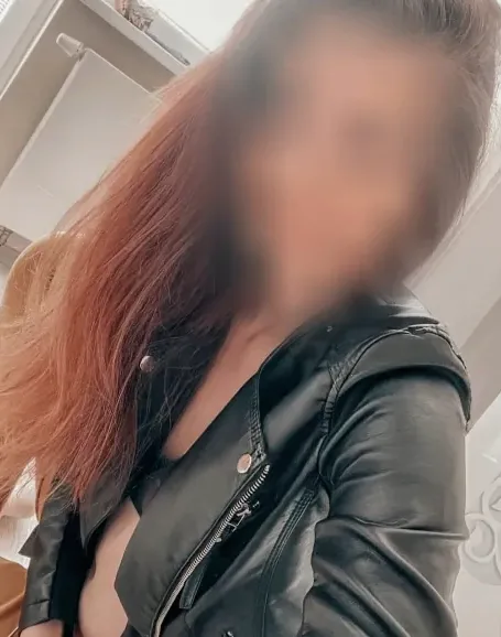 Julia, 24